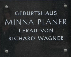 MVRW-Plaque-commemorative-Minna-300x241