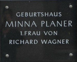 MVRW-Plaque-commemorative-Minna-300x241