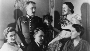 Les Wagner en famille : à droite se trouve Friedelind, les enfants Verena, Wieland et Wolfgang sont étroitement surveillés par le regard (bienveillant ?) de leur mère Winifred.