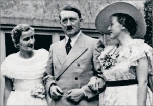 La pboto de trop ? L’une des rares apparitions de Friedelind au bras du Führer… l’ennemi qu’elle ne cessera de combattre tout au long de sa vie durant