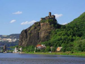 Le Schloss Schreckenstein (en tchèque Hrad Strekov, en français le château du Rocher de la Peur), sur la rive droite de l'Elbe