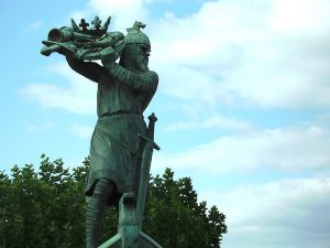 Dans les environs de Worms, la statue de Hagen jetant l’Or dans le Rhin.