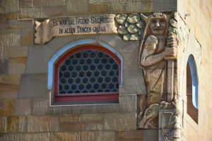 Un détail de l’Hôtel de Ville d’Odenheim représentant Siegfried vainqueur du dragon.